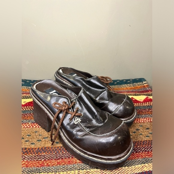 Shoes - Vintage Y2K Lei Chunky Heel shoe Women’s Size 8 SOLD AS IS